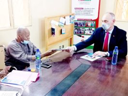 : La CODEL partage le fruit de son travail avec l’ambassadeur de la Belgique au Burkina.